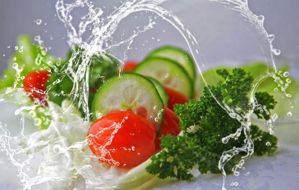 Los alimentos saludables y el agua son elementos esenciales necesarios para perder peso. 