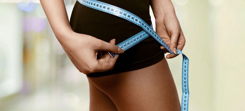 Una mujer registra resultados efectivos de pérdida de peso. 
