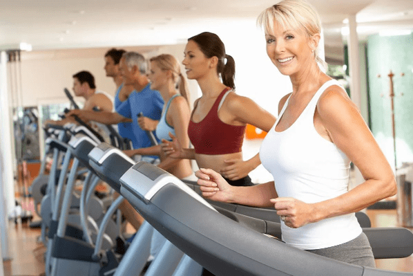 Los ejercicios cardiovasculares en la cinta te ayudarán a perder peso en el estómago y los costados. 