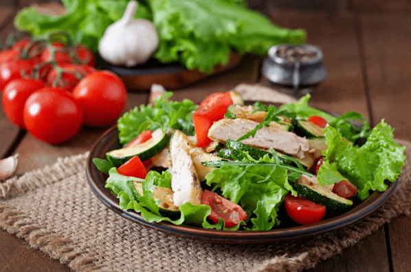 Una ensalada con pollo y verduras es una excelente opción para una cena ligera después de hacer ejercicio. 