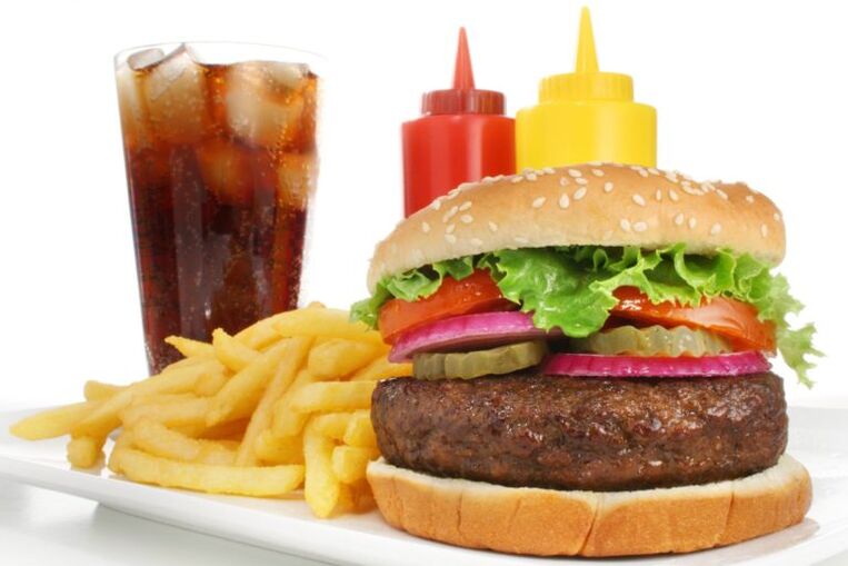 Se deben evitar los alimentos grasos y fritos mientras se pierde peso.