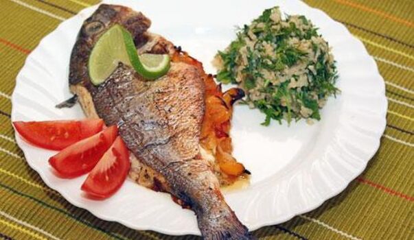 Adelgazar pescado con ensalada en el menú de la dieta de la gota